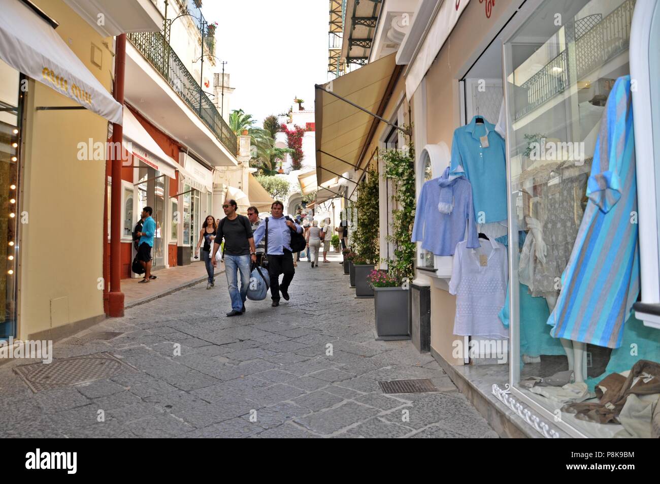 Capri, Italie - 18 mai 2013 : Les gens de marcher sur la rue commerçante avec boutiques sur les côtés gauche et droit Banque D'Images