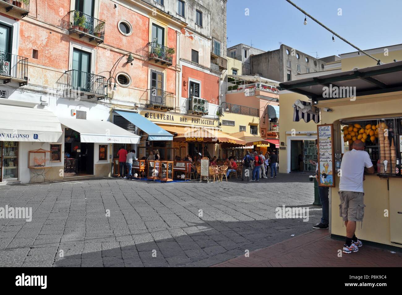 Capri, Italie - 18 mai 2013 : journée d'été sur la place commerçante avec de vieux bâtiments traditionnels et les touristes Banque D'Images