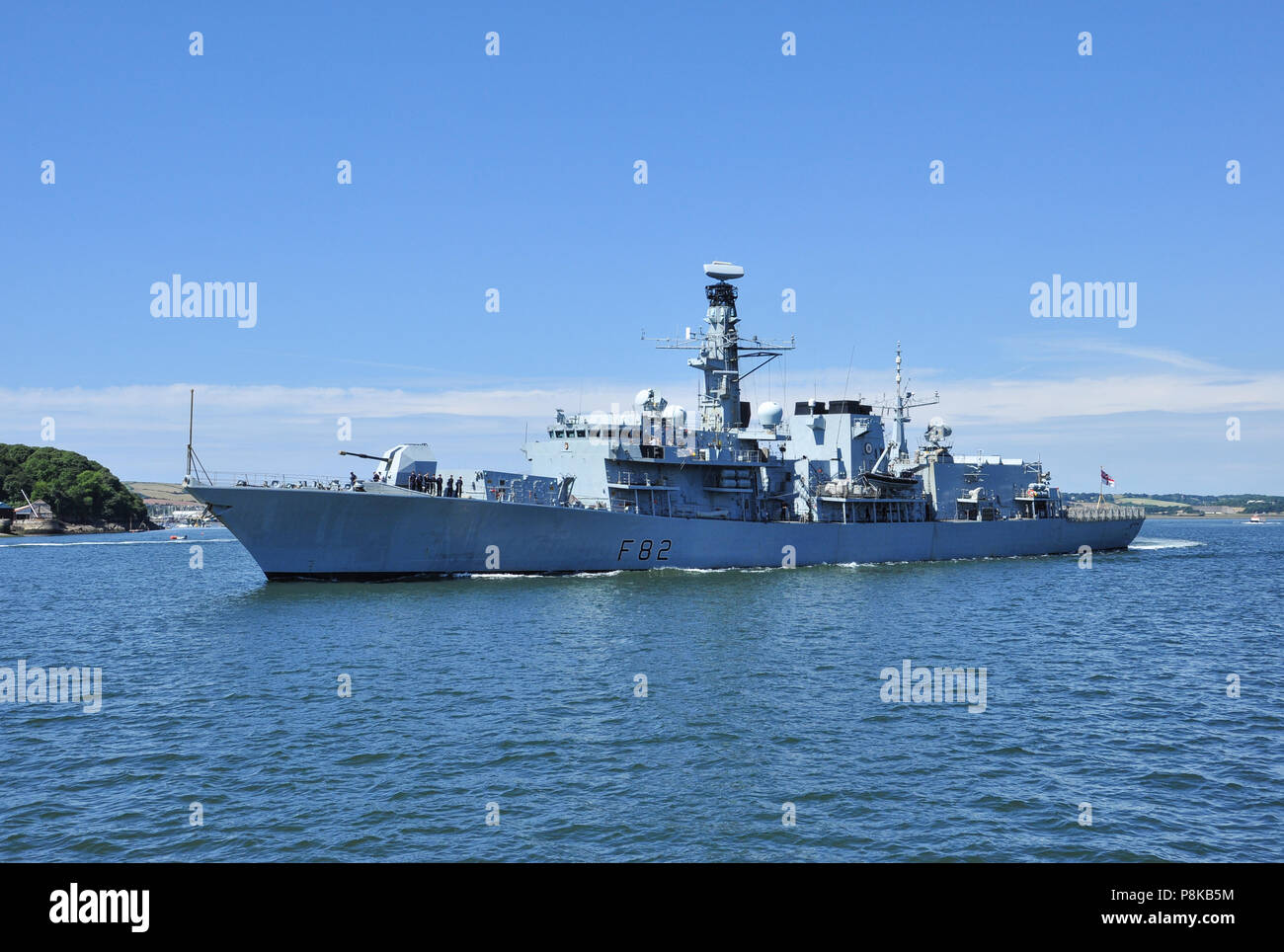 Le HMS Somerset (23) Type frégate laissant Devonport Docks, Plymouth, Devon, England, UK Banque D'Images
