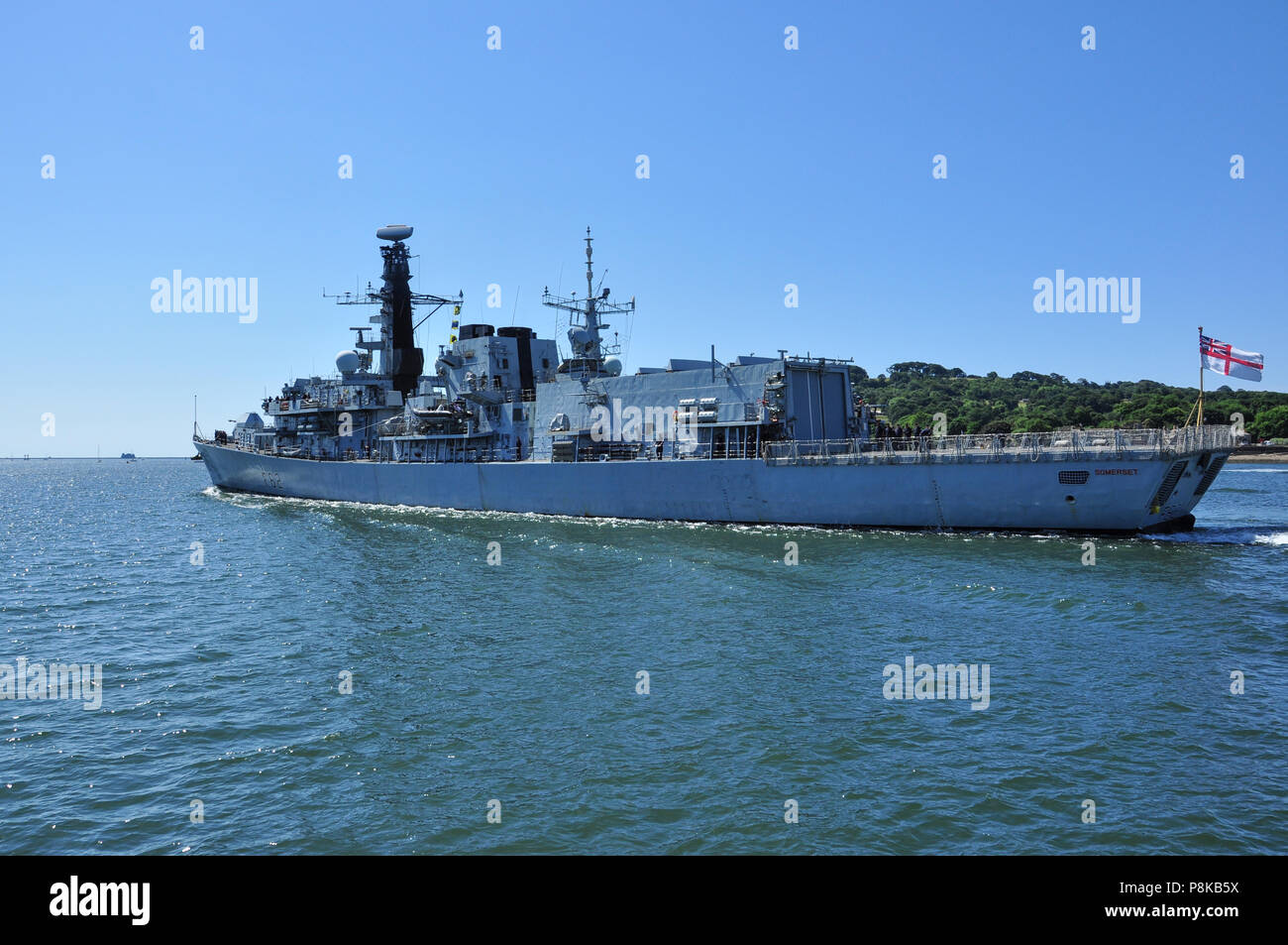Le HMS Somerset (23) Type frégate laissant Devonport Docks, Plymouth, Devon, England, UK Banque D'Images