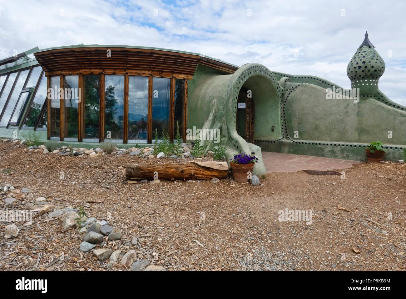 Le logement durable biologique dans un earthship communauté sur la périphérie de Taos au Nouveau-Mexique à l'utilisation de matériaux recyclés et de matériaux de construction durables Banque D'Images