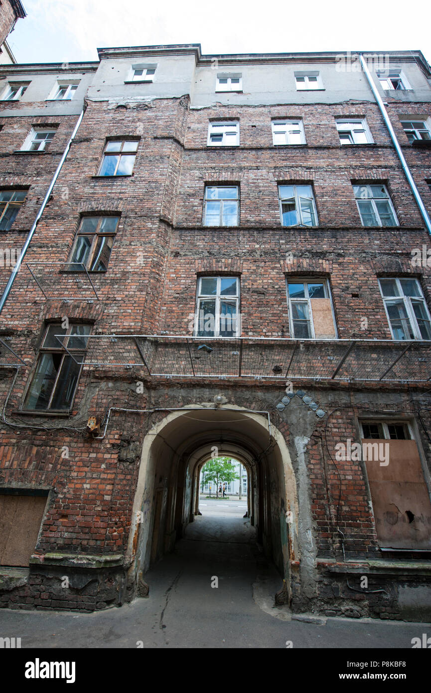 Vieilles maisons de brique négligées dans l'est de Varsovie, Pologne. Stara Praga, Warszawa. Banque D'Images