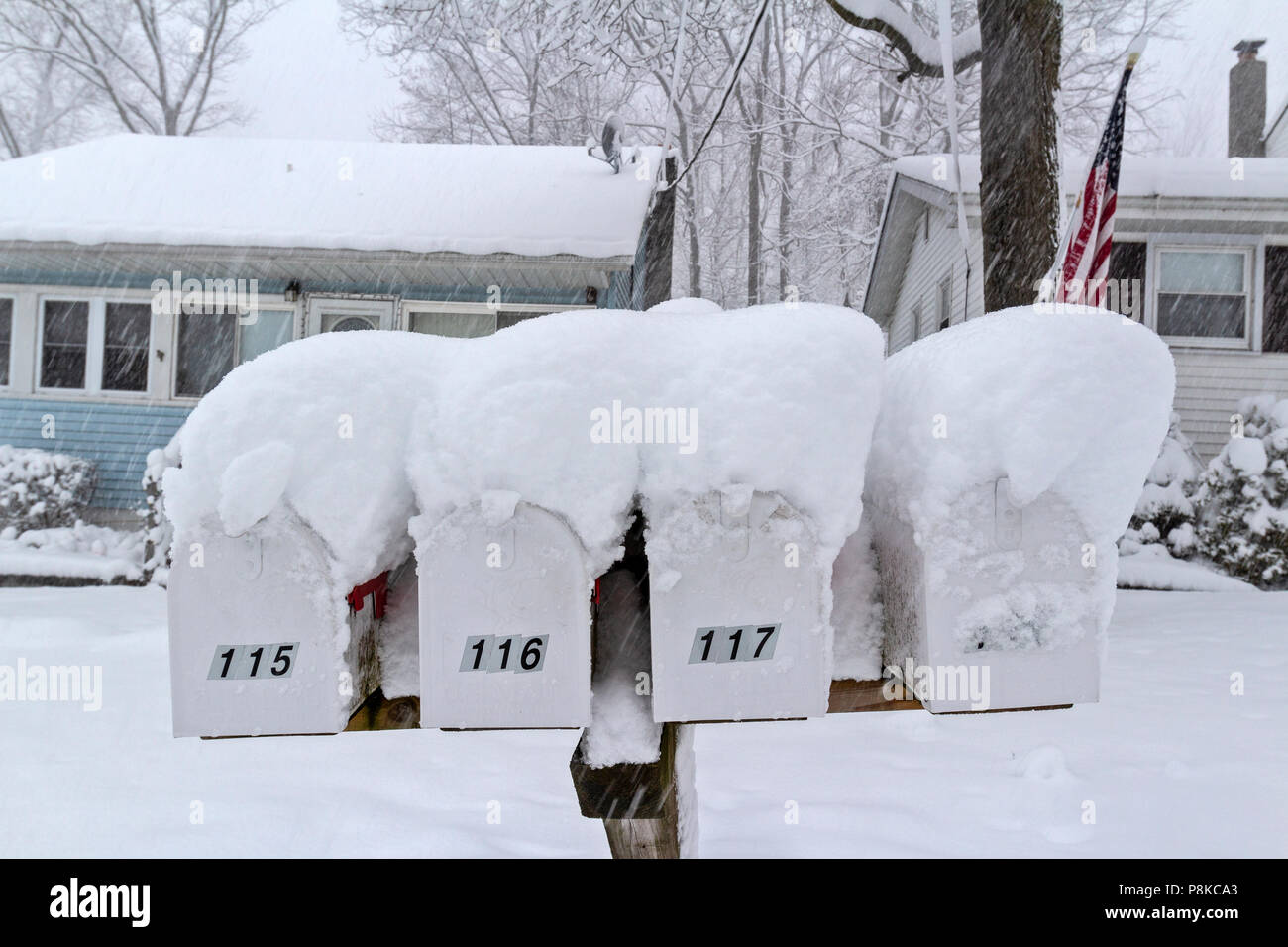 Une tempête d'hiver couvertures d'une route et maisons et les boîtes aux lettres avec la neige fraîchement tombée. Banque D'Images
