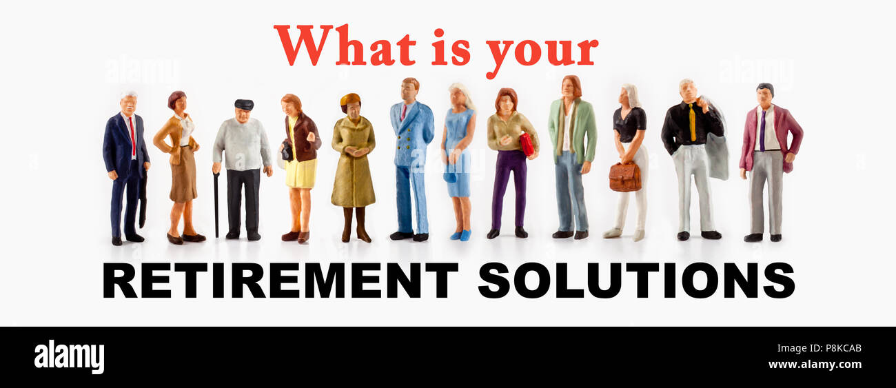 Peuples miniature concept de la retraite, un groupe de personnes d'âge différents sont debout près d'un panneau avec une question au sujet des solutions de retraite message Banque D'Images