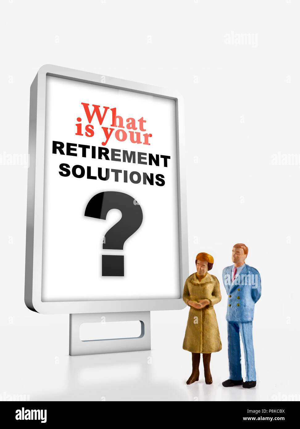 Peuples miniature concept de la retraite, un groupe de personnes d'âge différents sont debout près d'un panneau avec une question au sujet des solutions de retraite message Banque D'Images