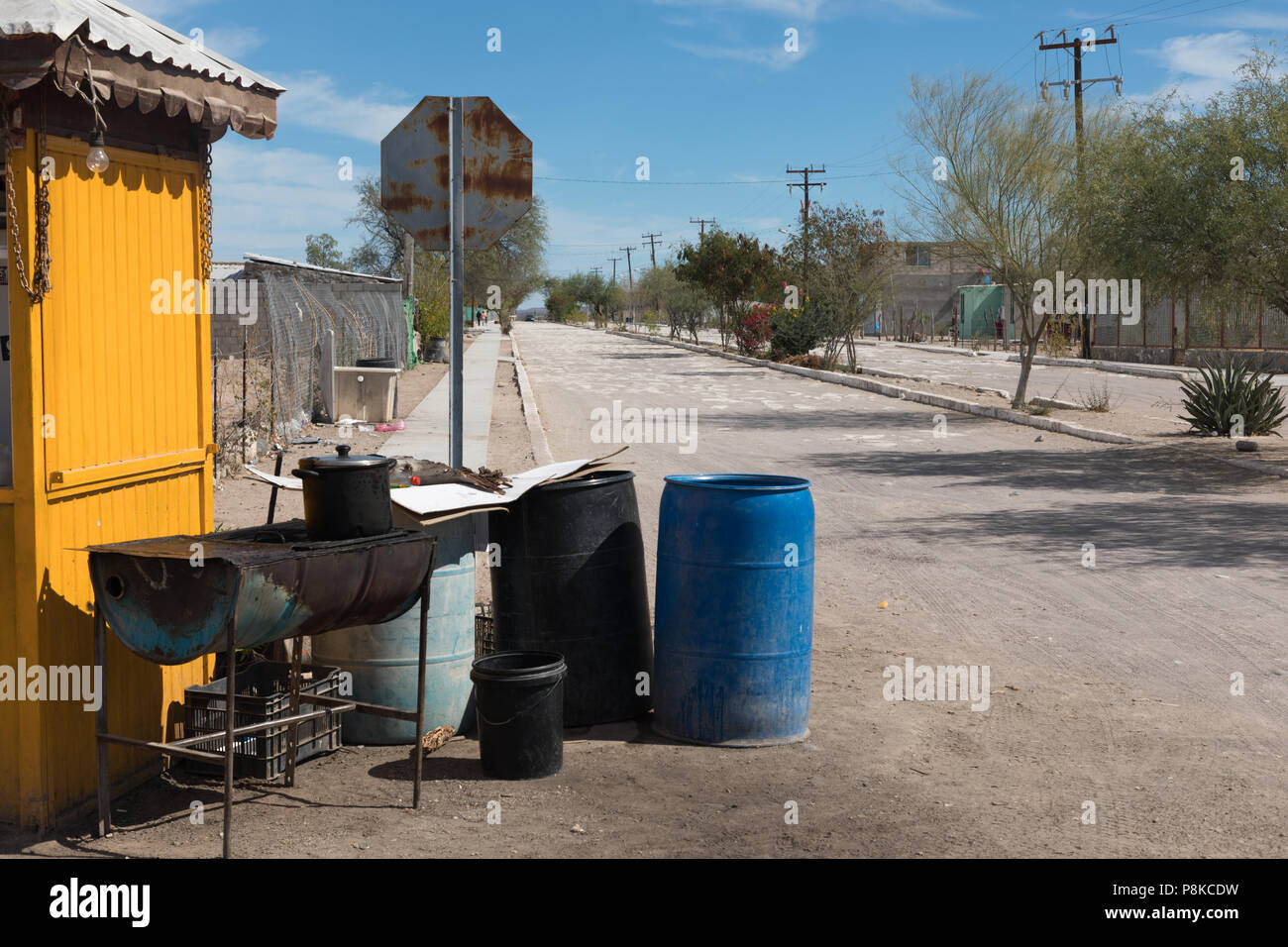 La rue vide dans un village sur la route de Loreto, Baja California Banque D'Images