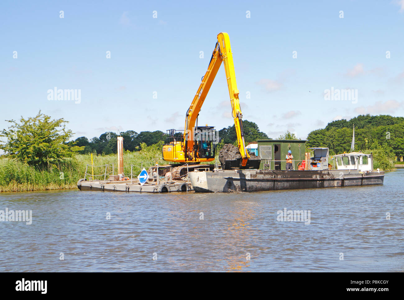 Le dragage et le chargement de barge sur la rivière Bure sur les Norfolk Broads Horning, près de Norfolk, Angleterre, Royaume-Uni, Europe. Banque D'Images