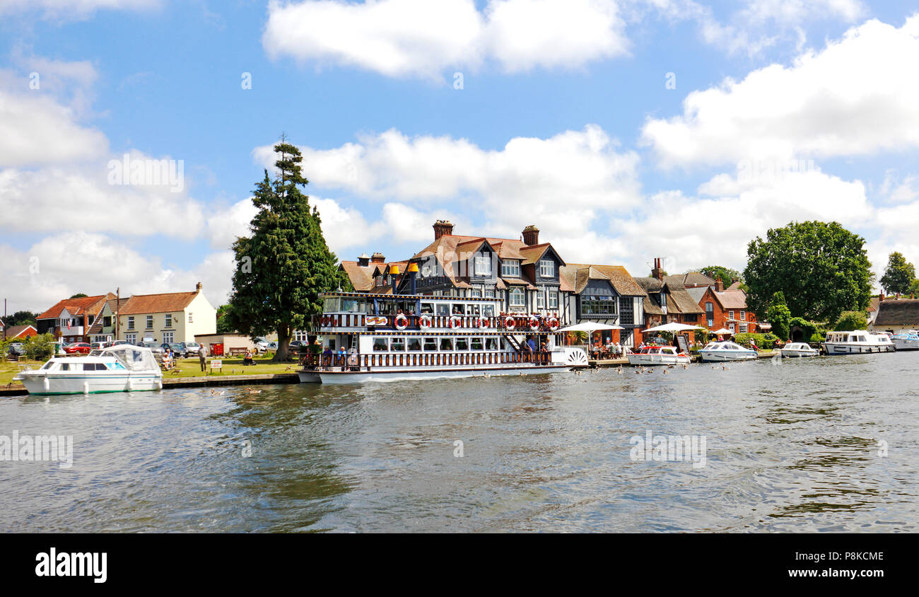 Une vue de la Southern Comfort plaisir bateau amarré près de The Swan Inn sur les Norfolk Broads à Horning, Norfolk, Angleterre, Royaume-Uni, Europe. Banque D'Images