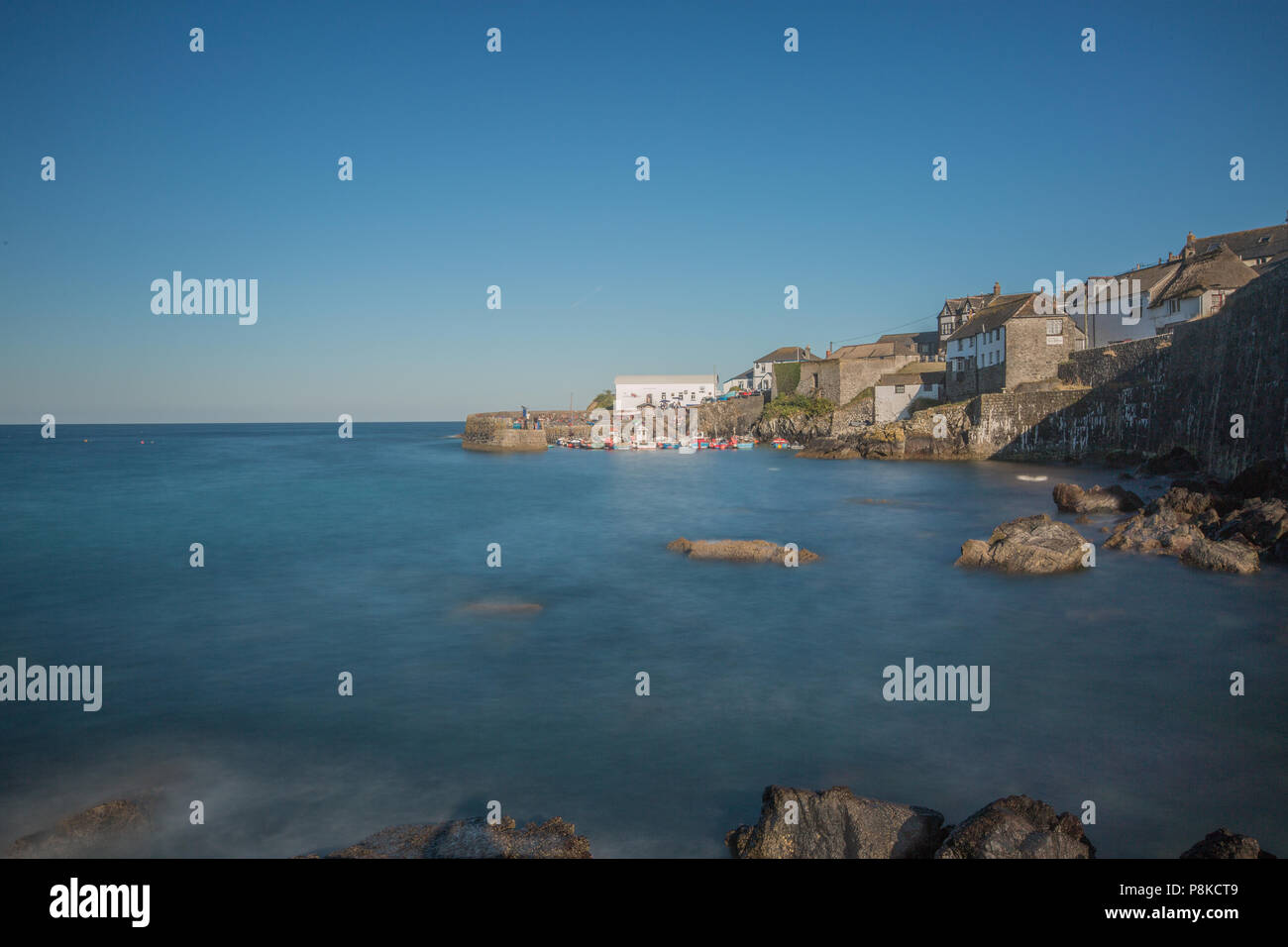 Le port et le village de village de pêcheurs cornouaillais de Coverack dans Cornwall, UK sur une belle journée d'été. Banque D'Images