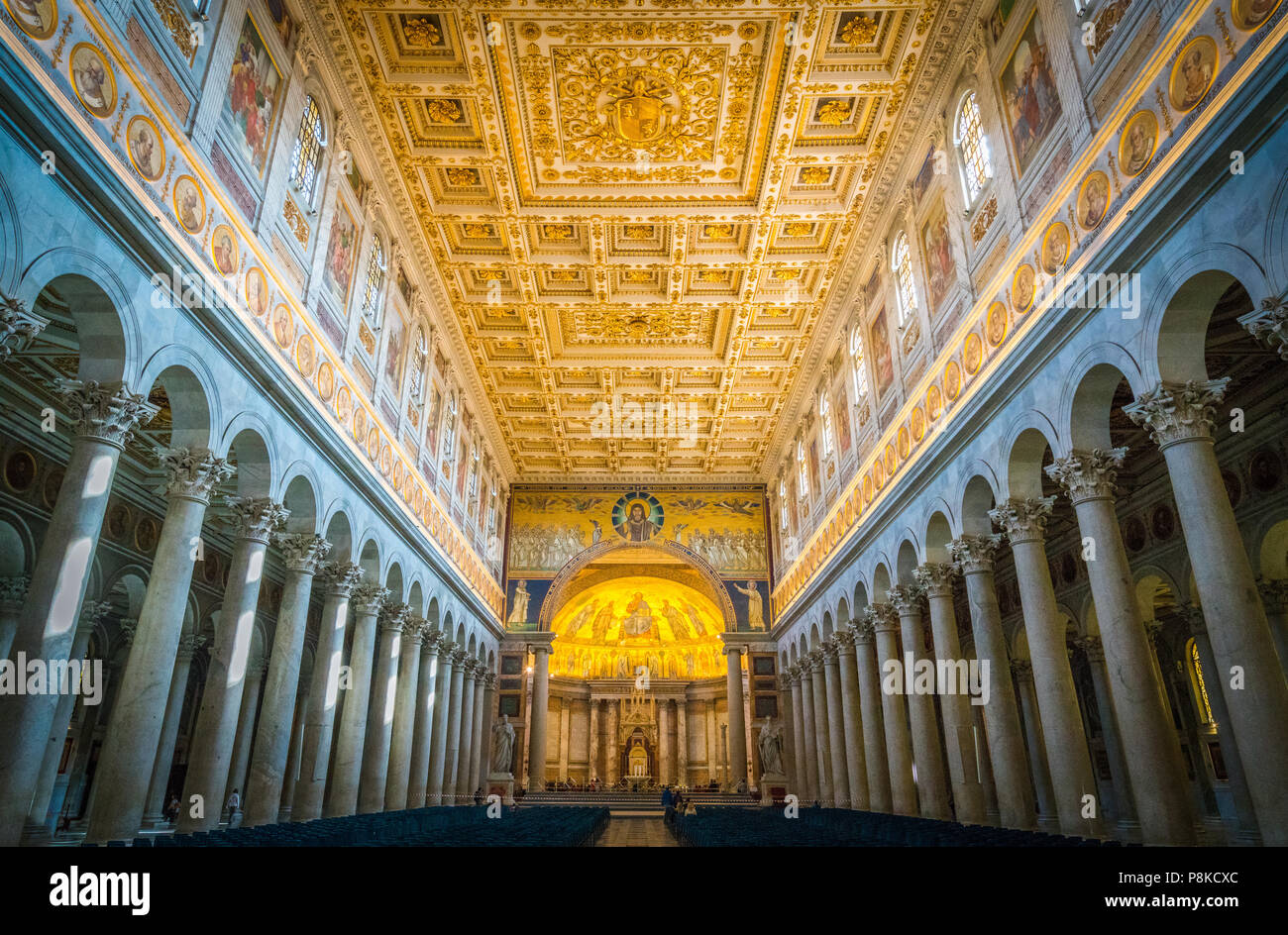 Vue intérieure de la Basilique de Saint Paul hors les murs à Rome, Italie. Banque D'Images
