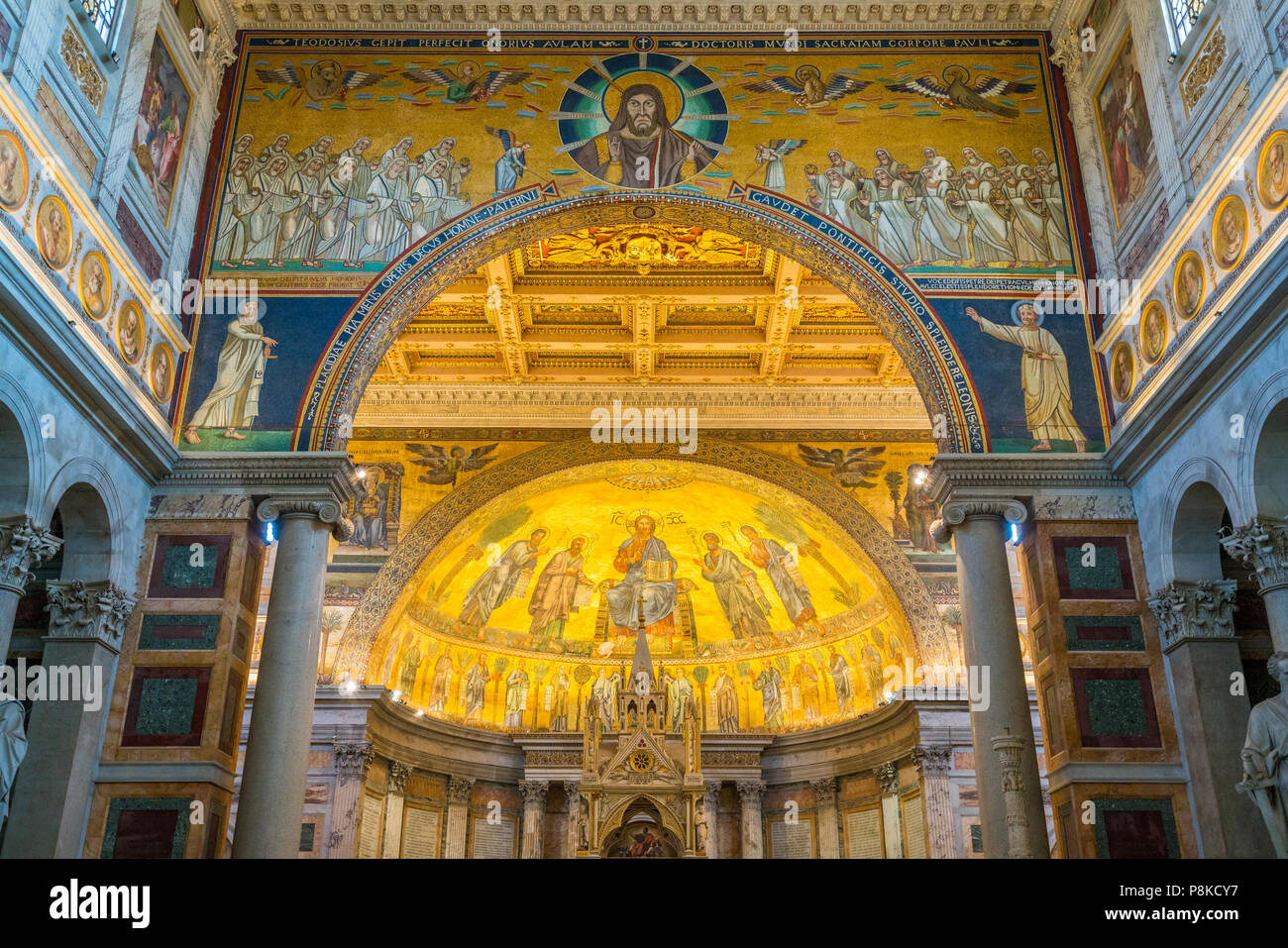 Vue intérieure de la Basilique de Saint Paul hors les murs à Rome, Italie. Banque D'Images