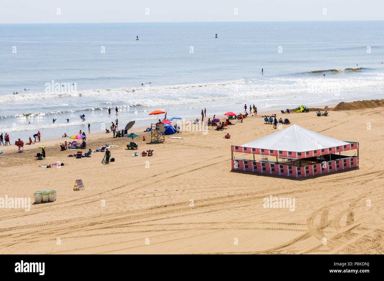 Virginia Beach, VA-Août 31, 2017 : le Soleil Profitez de la fin de l'été pour la fin de semaine du travail sur le sable à Virginia Beach, VA. Banque D'Images