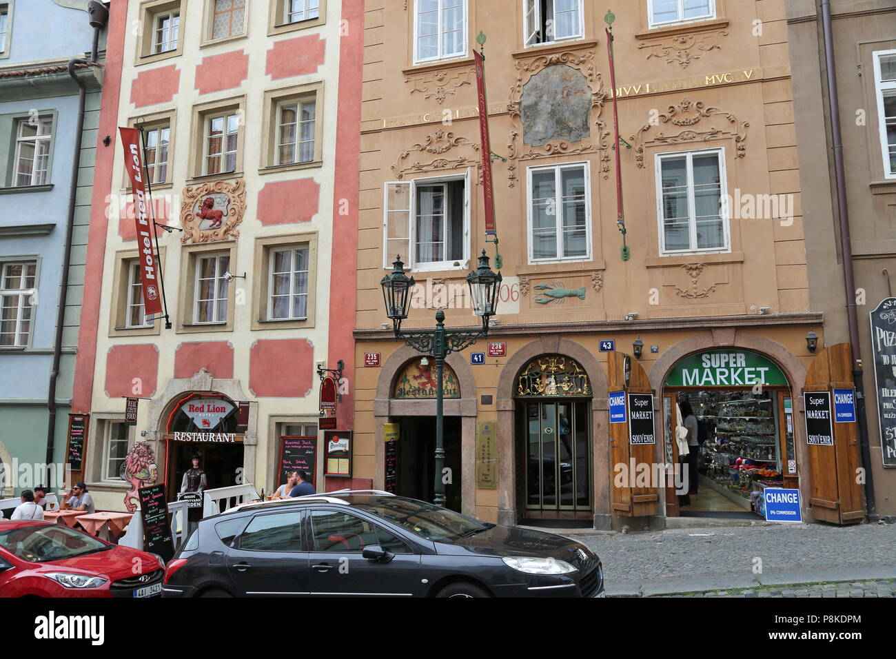 Red Lion Hotel et Residence Hotel Bijou de Prague, Nerudova, Malá Strana (Petit quartier), Prague, Tchéquie (République tchèque), de l'Europe Banque D'Images