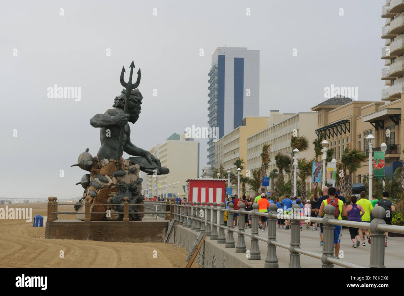 Virginia Beach, VA-Août 31, 2017 : coureurs participent à la course de la fête du Travail près de la statue de bronze de King Neptune à Virginia Beach, VA. Banque D'Images