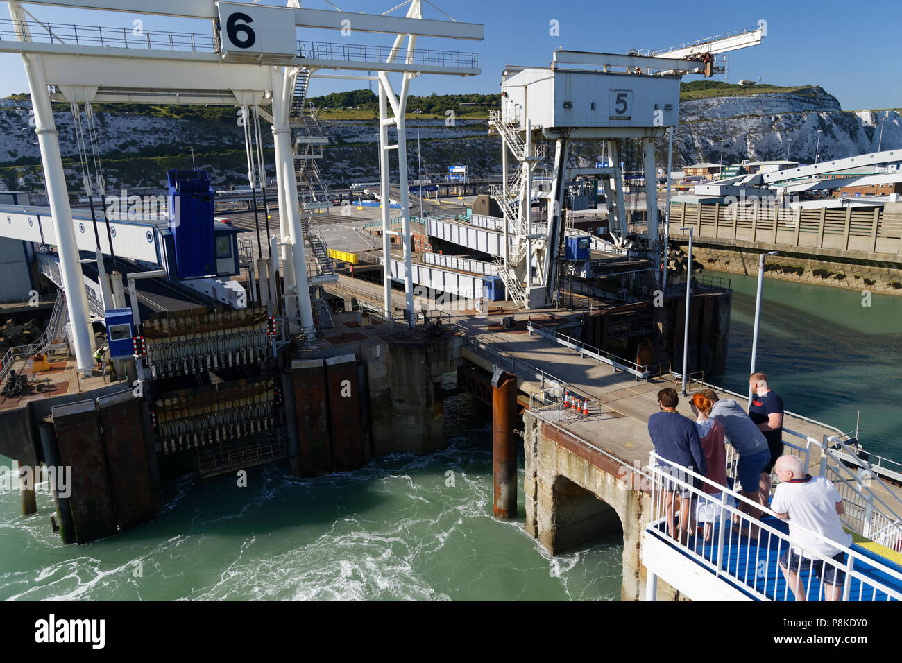 Dans le port de ferries de Douvres d dans le soleil du soir Dover Kent Banque D'Images