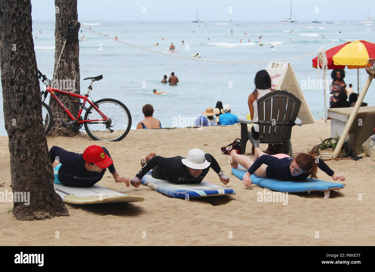 Sur la plage de l'instructeur enseigne le surf. La plage de Waikiki, Waikiki, Honolulu, Oahu, Hawaii, USA. Banque D'Images