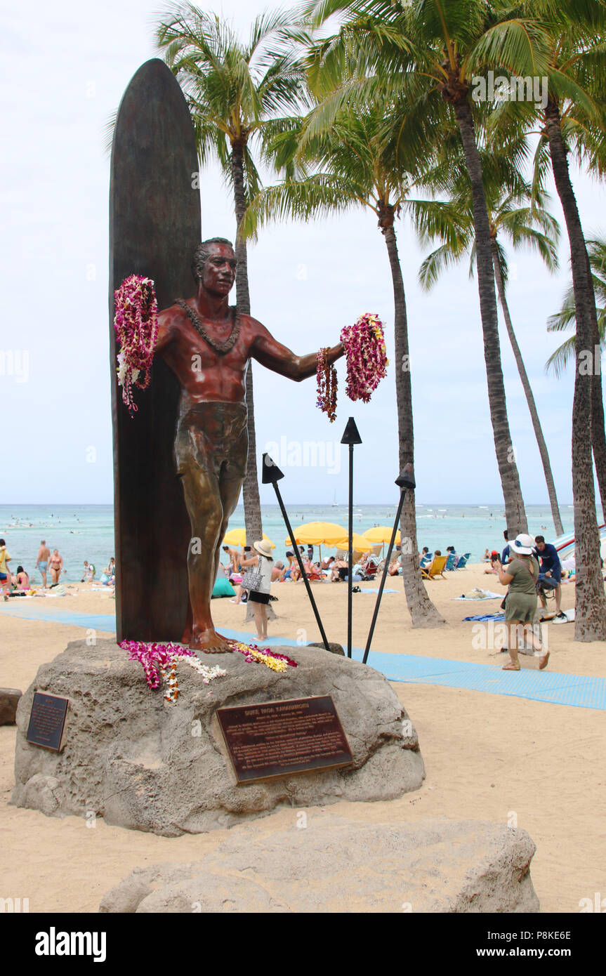 Statue de Duke Paoa Kahanamoku, renouned et légendaire surfeur. Il a été connu comme le père du Surf International. La plage de Waikiki, Waikiki, Honolulu, O Banque D'Images