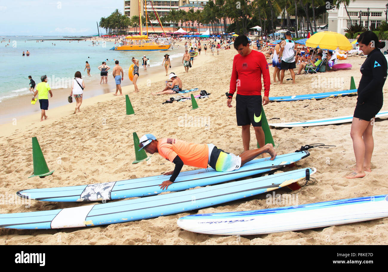 Sur la plage de l'instructeur enseigne le surf. La plage de Waikiki, Waikiki, Honolulu, Oahu, Hawaii, USA. Banque D'Images