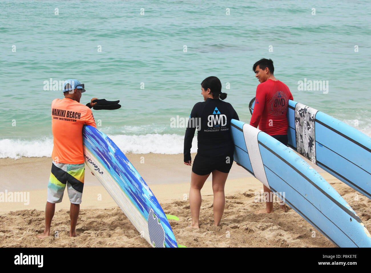 Sur la plage de l'instructeur enseigne le surf. La plage de Waikiki, Waikiki, Honolulu, Oahu, Hawaii, USA. Banque D'Images