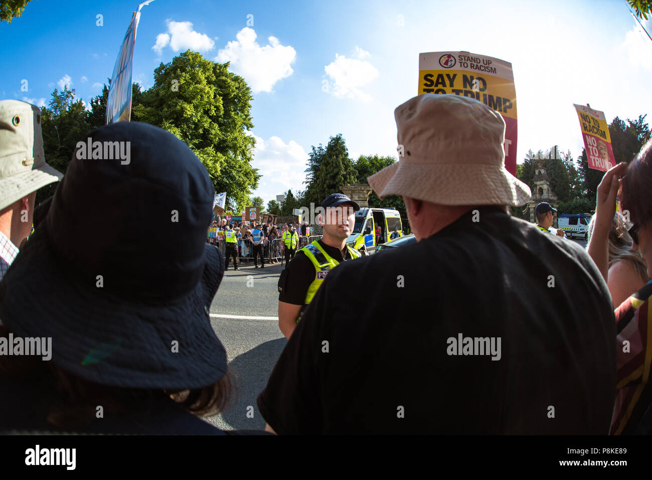 Des foules en colère à l'extérieur du palais de Blenheim de protestation contre le président Donald Trump à l'occasion de sa visite au Royaume-Uni Banque D'Images