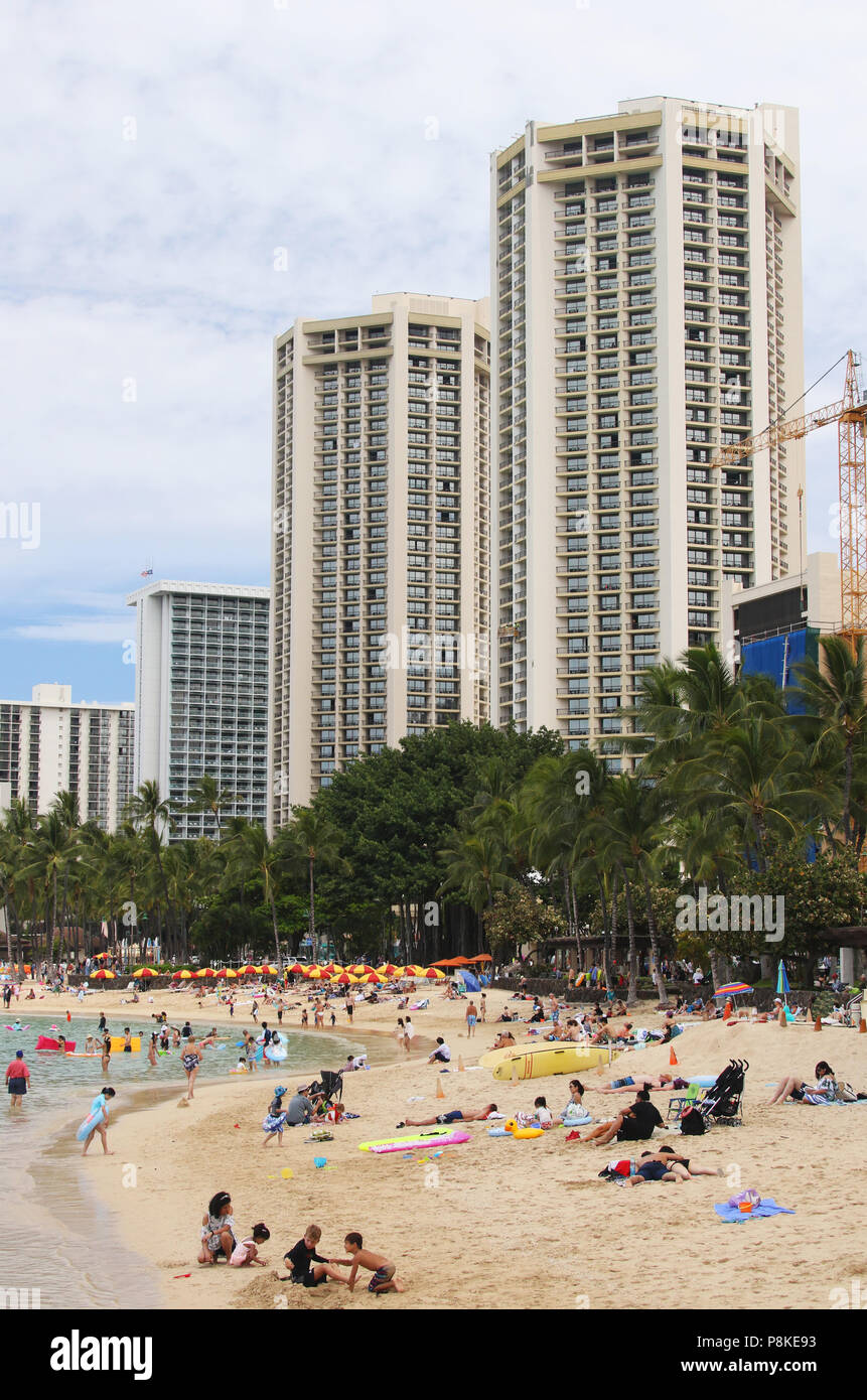 Les touristes sur la plage. La plage de Waikiki, Waikiki, Honolulu, Oahu, Hawaii, USA. Banque D'Images