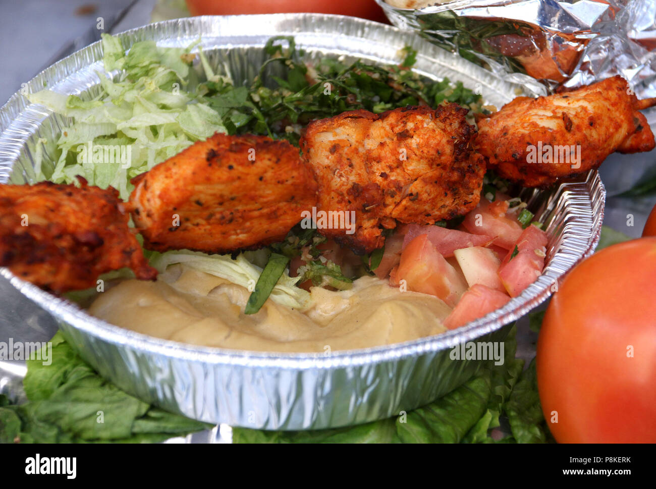 Brochette de poulet plat avec de l'hoummos, tomate et salade de taboulé Banque D'Images