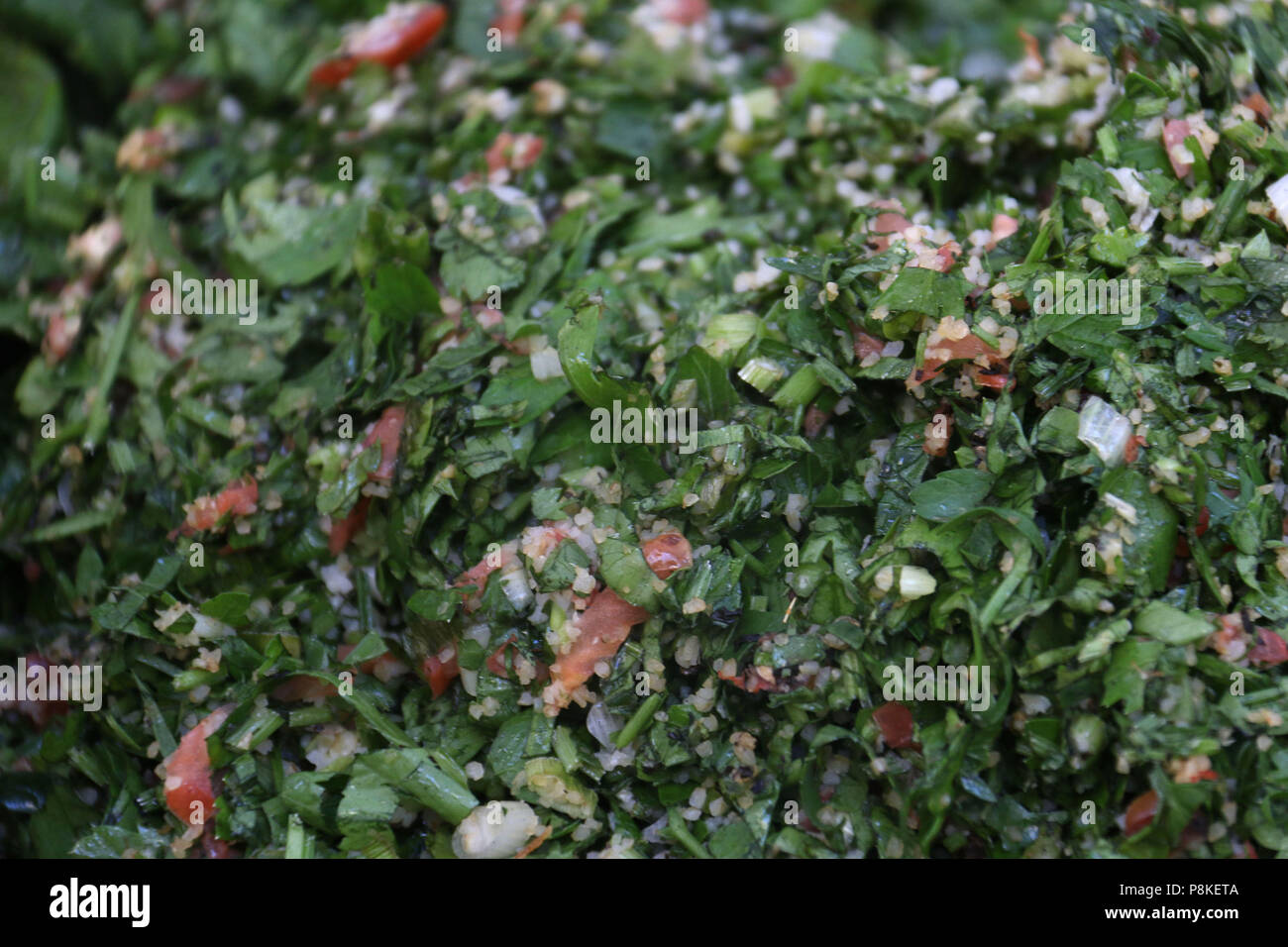 Un bac de salade de taboulé, une salade végétarienne du Moyen-Orient Banque D'Images