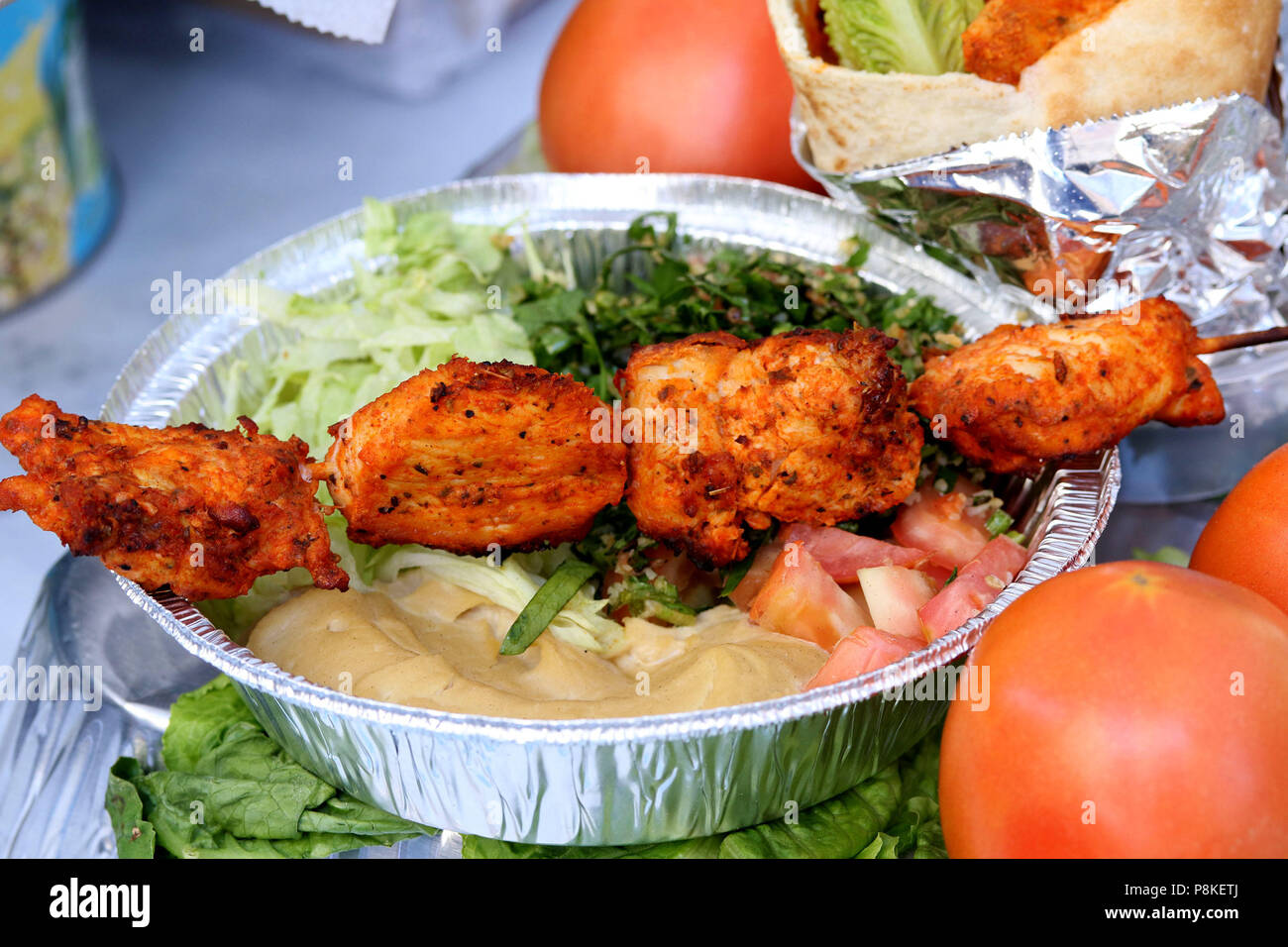 Brochette de poulet plat avec de l'hoummos, tomate et salade de taboulé Banque D'Images