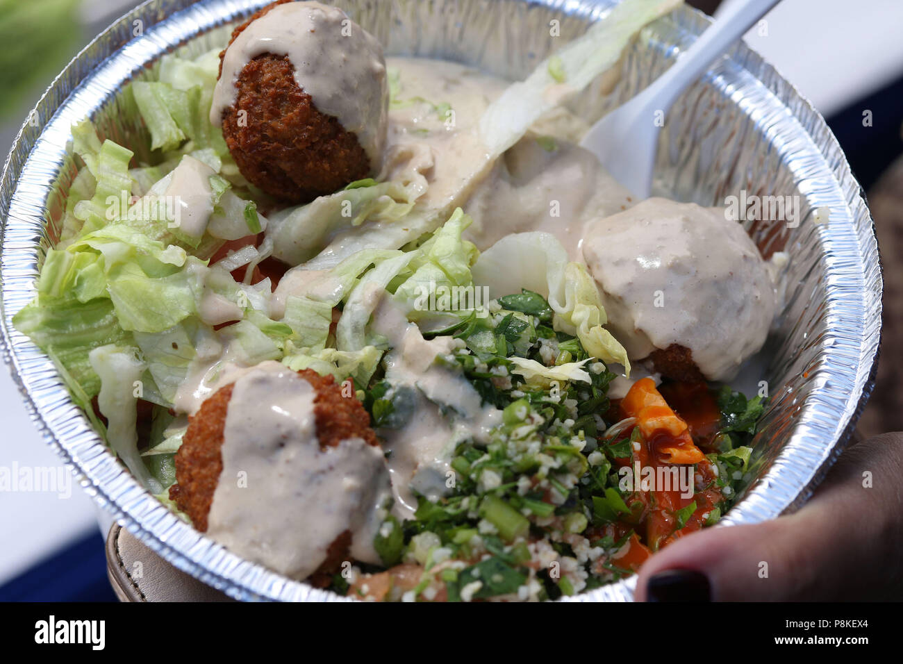Falafel plat avec de l'hoummos, tabbouli et légumes Banque D'Images