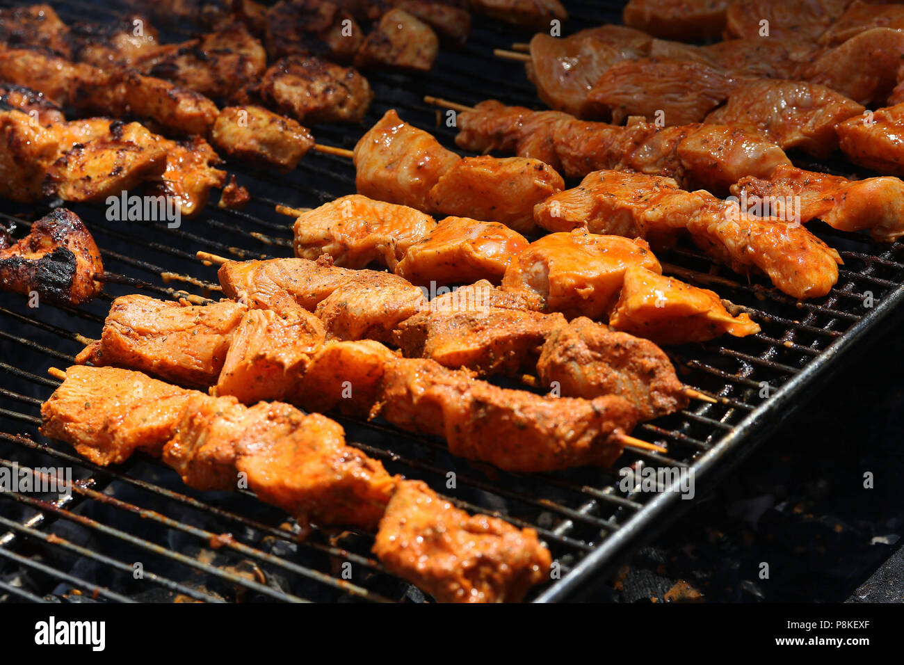 Cuisine brochettes de poulet sur un gril Banque D'Images