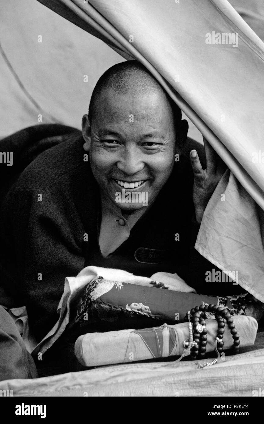 Un moine bouddhiste tibétain de haut rang à partir de la Mustang dans sa tente avec son chapelet et de prières - District du Dolpo, au Népal Banque D'Images