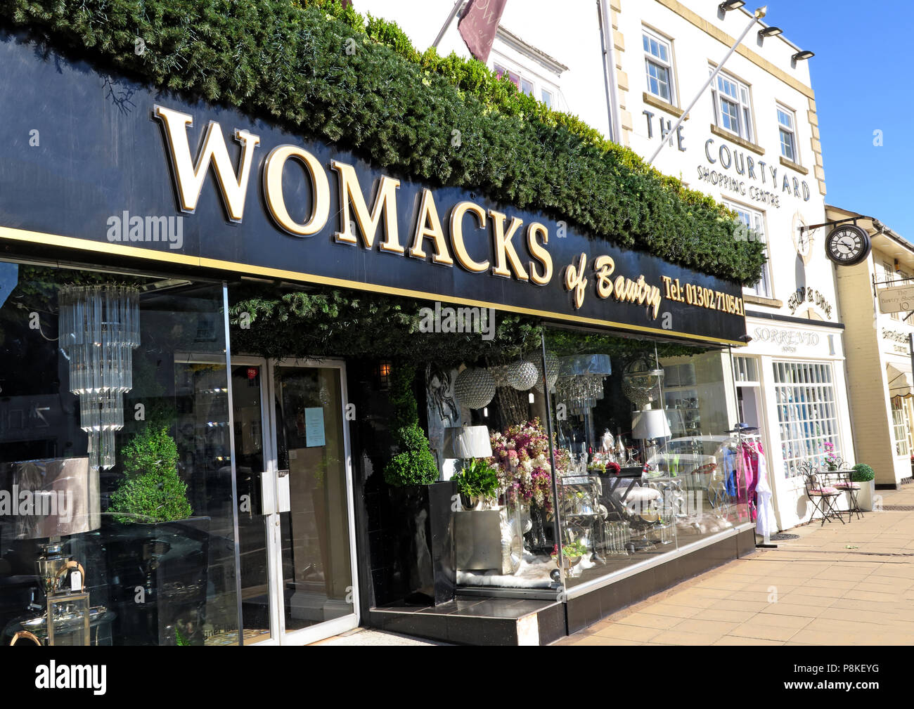 Womacks de Retford, 16-18 High Street, Retford, Doncaster, South Yorkshire, Angleterre, Royaume-Uni, DN10 3BA Banque D'Images