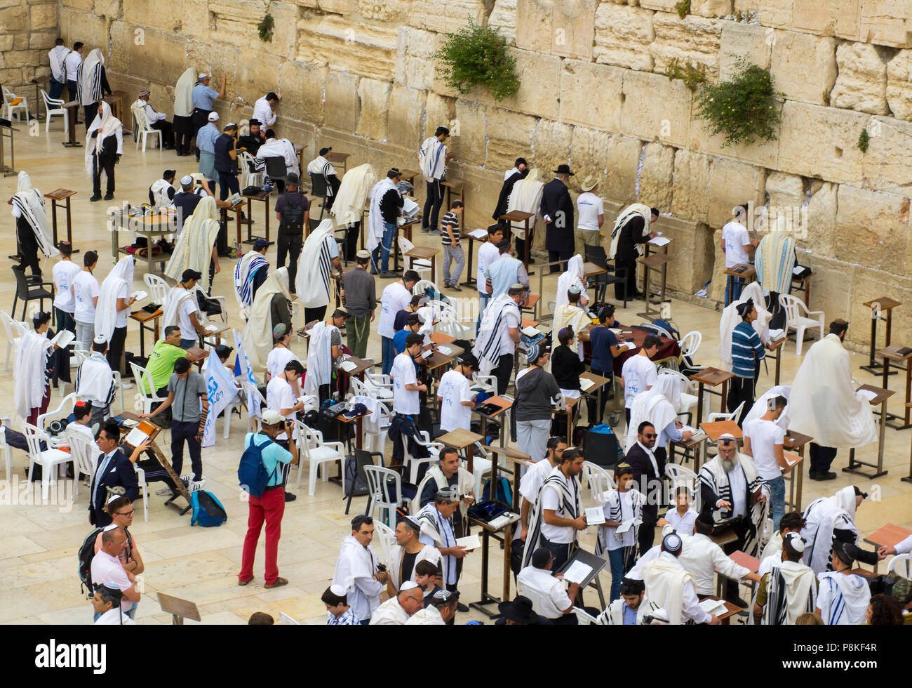 10 mai 2018 hommes juifs de châles de prière et phylactères prier ardemment vers le lieu saint traditionnel au mur occidental à Jérusalem Israël Banque D'Images