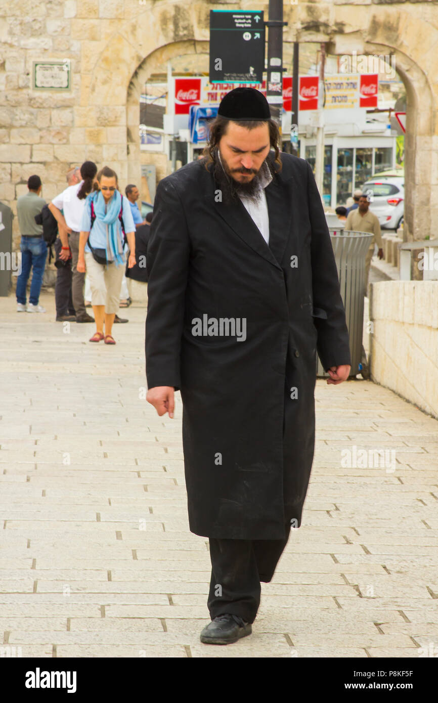 Un Juif hassidique orthodoxe barbu en costume traditionnel sur pied et se dirigeant vers le mur des Lamentations Jérusalem Israël pour la prière. Banque D'Images
