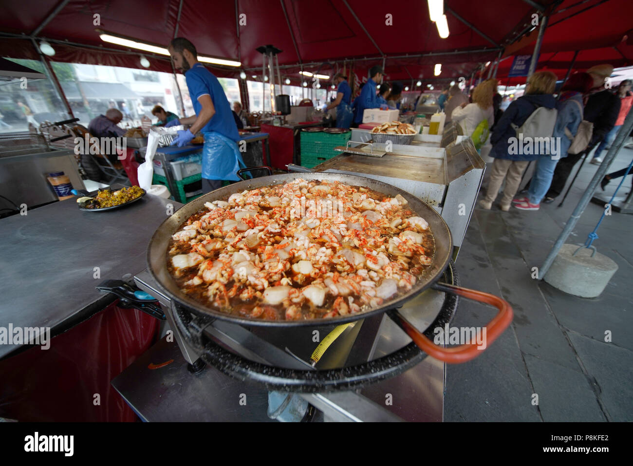 Bergen, Norvège, 6/13/18. Un plat de crevettes, crabe, homard à la cuisson et le marché au poisson de la zone du quai sur le quai de Bergen l'UNESCO. Bergen, t Banque D'Images
