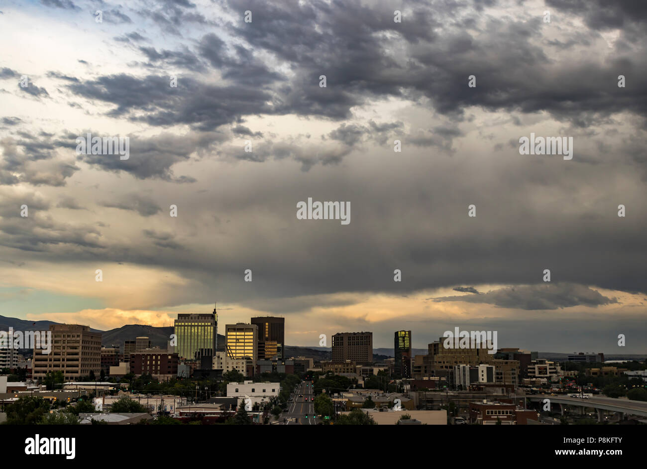 Boise, Idaho, USA. Vue urbaine avec une vue le long du centre-ville de Grove Street et d'un coucher de soleil spectaculaire en été. Banque D'Images