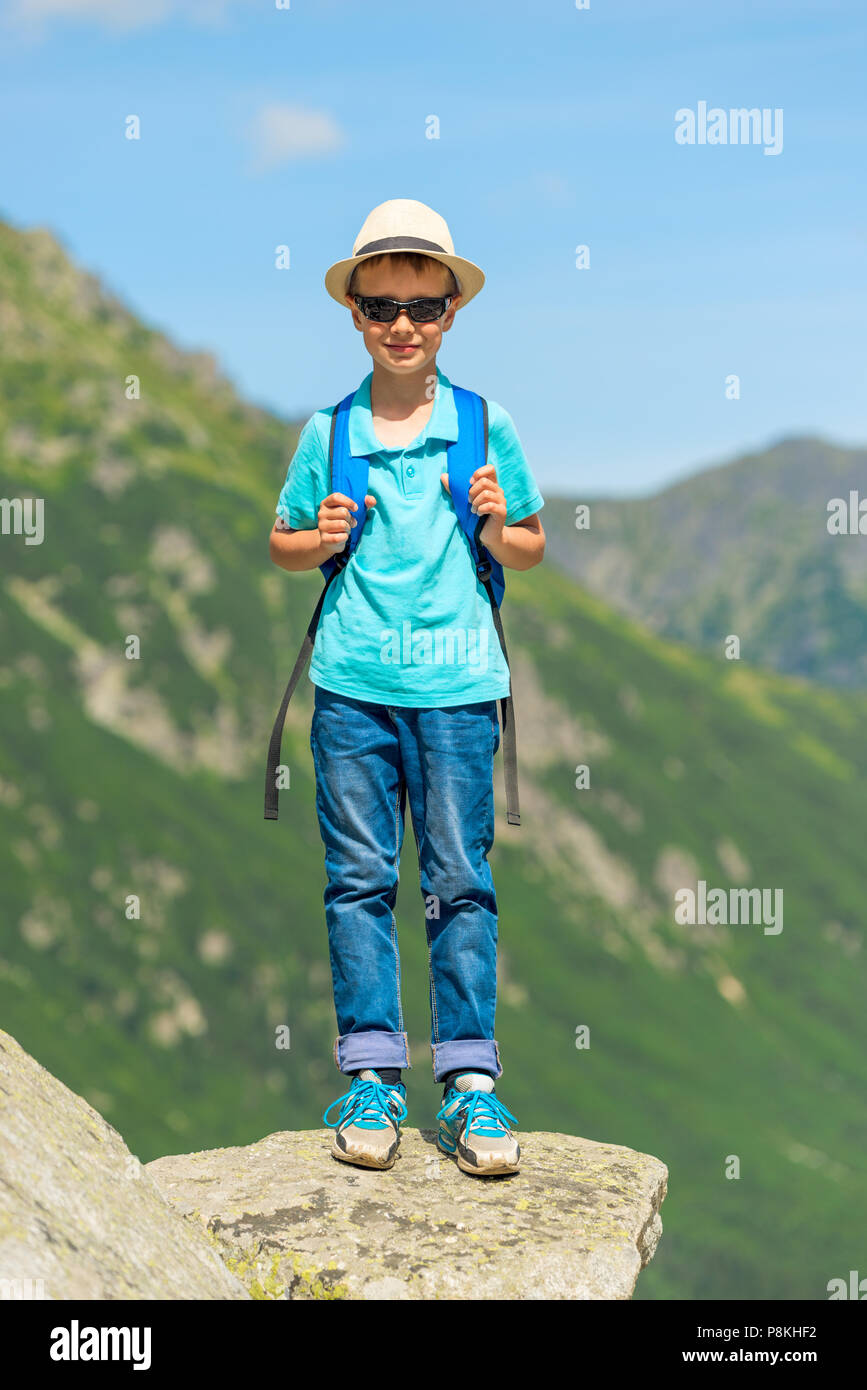 Portrait d'un petit voyageur avec un sac à dos à l'arrière-plan des montagnes Banque D'Images