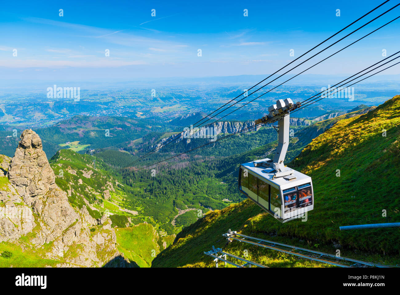 Cable car sur les cordes, aller au Mont Kasprowy Wierch, Pologne. Belle vue sur la vallée Banque D'Images