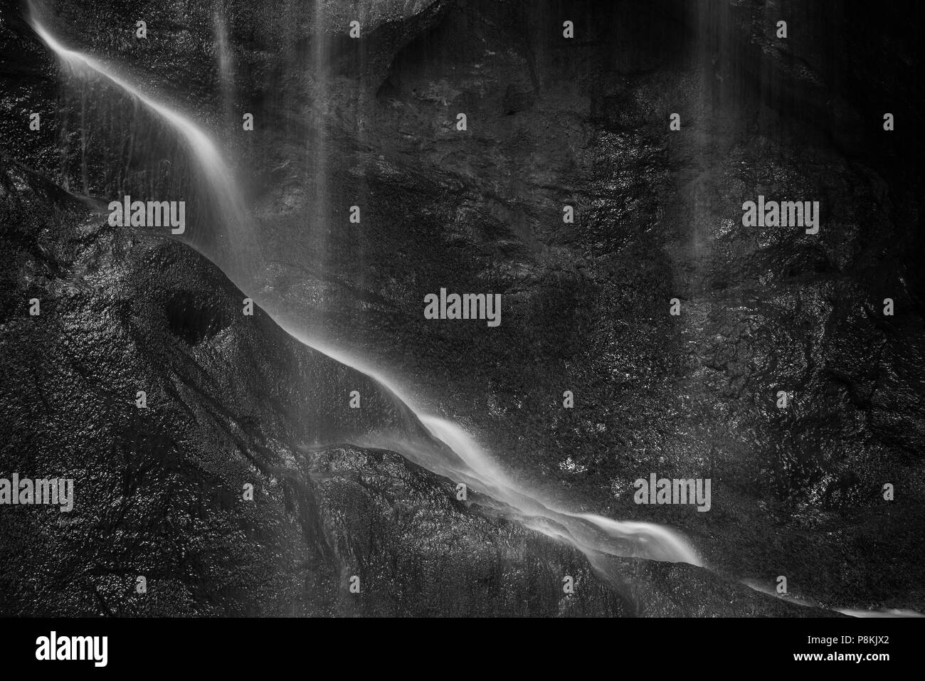 Superbe noir et blanc pacifique longue exposition détail cascade image paysage intime Banque D'Images