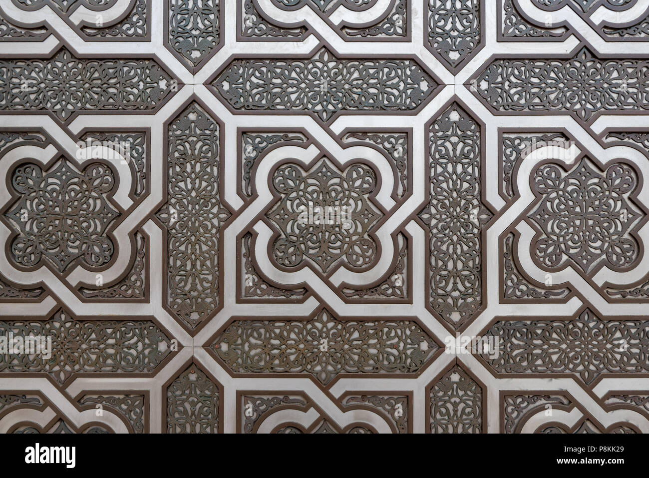 Près de la porte à Grande Mosquée Hassan II, Casablanca, Maroc avec motifs islamiques géométriques symétriques Banque D'Images
