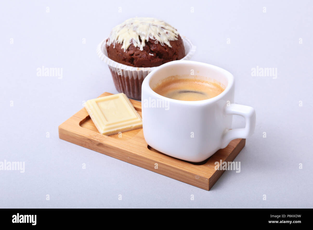 Dans l'espresso classique tasse blanche avec des gâteaux et du chocolat sur fond blanc Banque D'Images