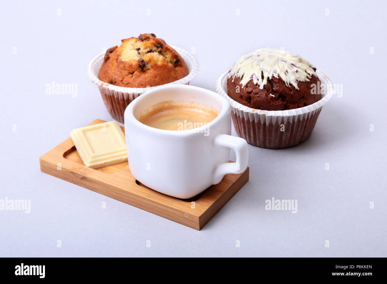 Dans l'espresso classique tasse blanche avec des gâteaux et du chocolat sur fond blanc Banque D'Images