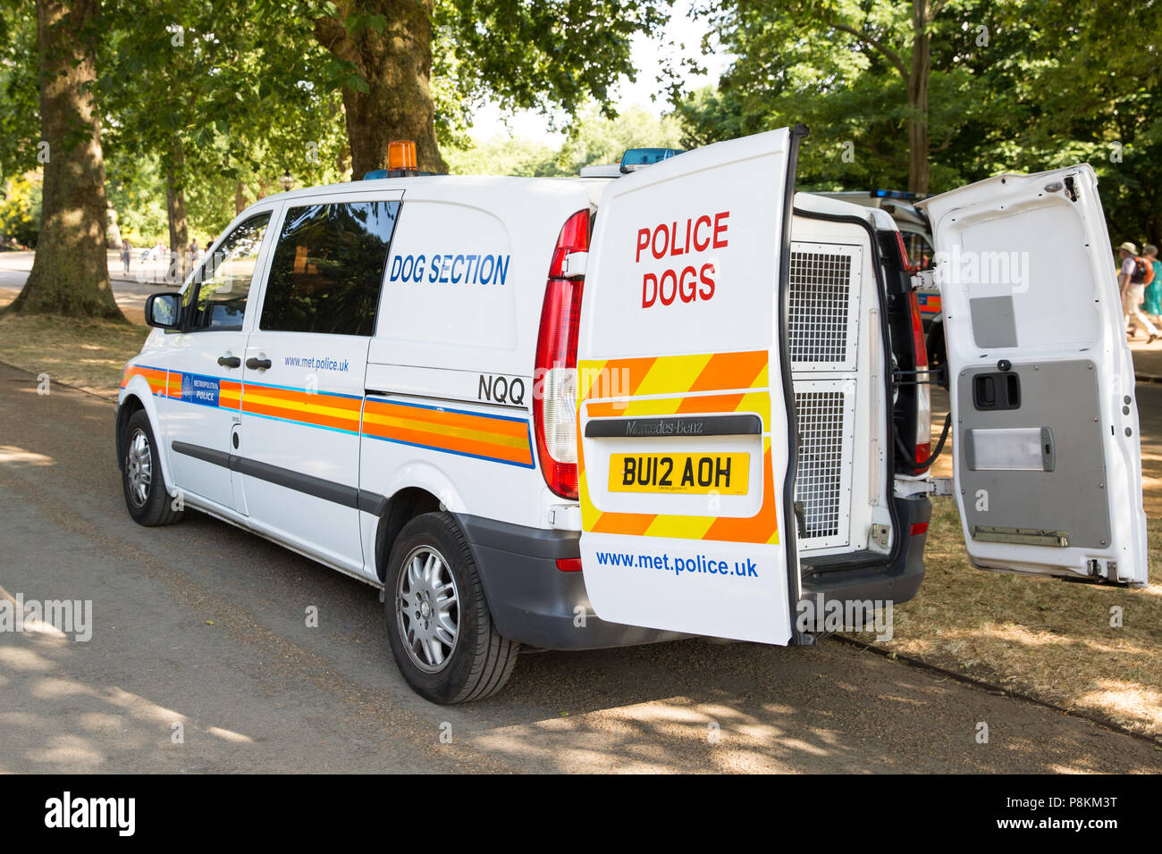 Londres, Royaume-Uni. 11 juillet, 2018. Un chien de police van parmi les mesures de sécurité pour l'Angleterre 30 000 fans assistant à une projection publique de la FIFA Coupe du Monde 2018 demi-finale entre l'Angleterre et la Croatie dans la région de Hyde Park, le plus grand ce dépistage d'un match de football depuis 1996. L'événement a été organisé par le maire de Londres et de Gouvernement en collaboration avec les parcs royaux, l'Association de football et d'autres organismes. La comparaison avec l'Angleterre offre la possibilité d'atteindre leur première finale de Coupe du Monde depuis 1966, la seule occasion qu'ils ont gagné le tournoi. Credit : Mark Kerrison/Alamy Live News Banque D'Images