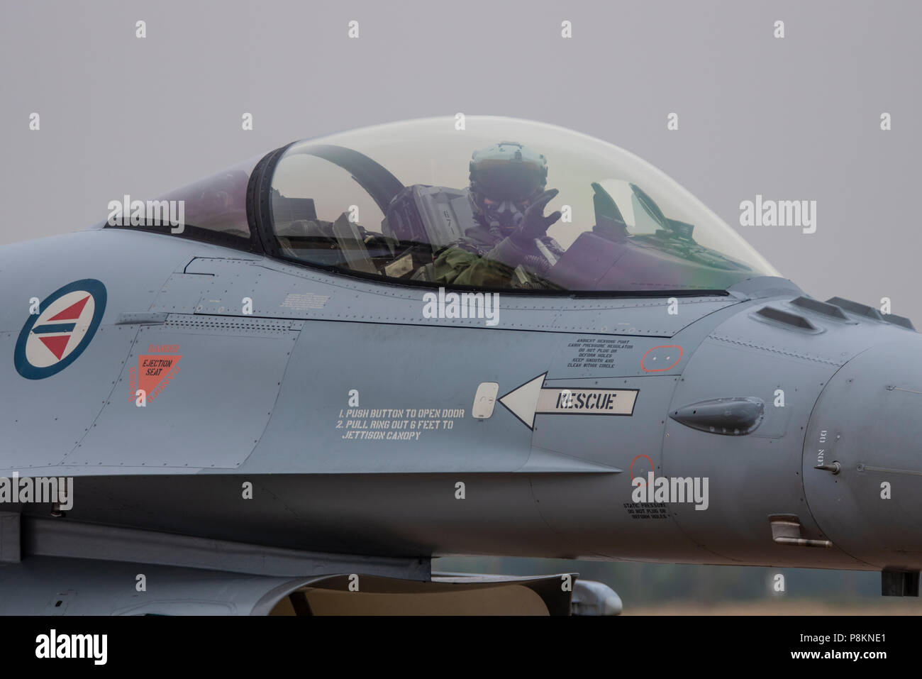 Royal Norwegian Air Force F-16 Fighting Falcon pilote à la Royal International Air Tattoo, RIAT 2018, RAF Fairford, Gloucestershire, Royaume-Uni Banque D'Images