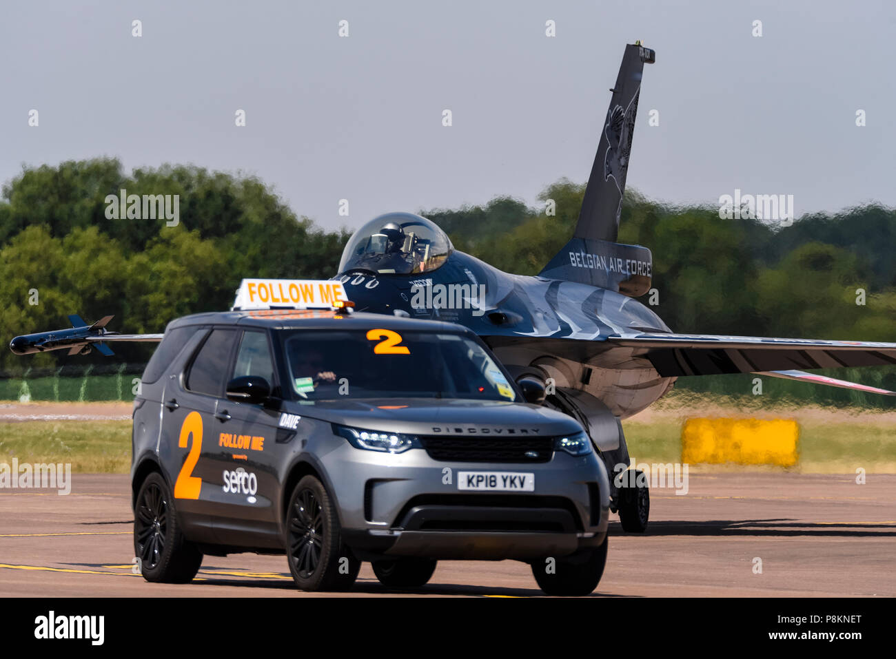 Le Capitaine Stefan 'Vador' Darte Force Aérienne Belge F-16 pilote solo en F-16 Fighting Falcon Falcon sombre au Royal International Air Tattoo RIAT 2018 après un Land Rover suivez-moi à l'arrivée de voiture Banque D'Images