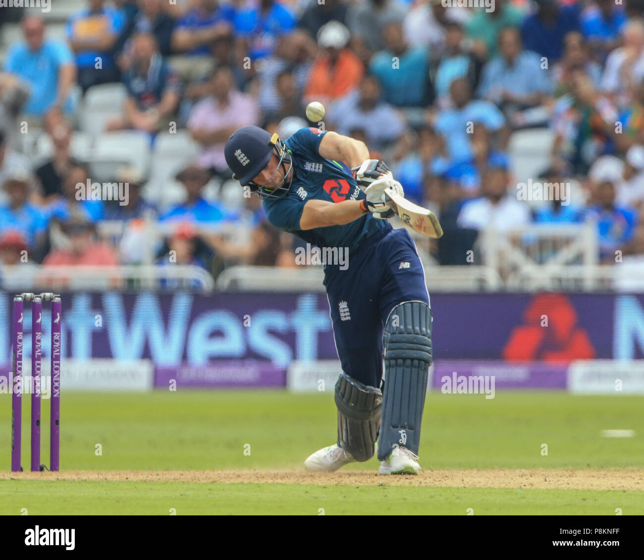 Pont Trent, Nottingham, Angleterre, Royaume-Uni. 12 JUILLET 2018 , pont Trent, Nottingham, Angleterre ; premier ODI, Londres Royal série d'Angleterre v Inde ; Jos Buttler d'Angleterre hits un six (6) crédits : Nouvelles Images /Alamy Live News Banque D'Images