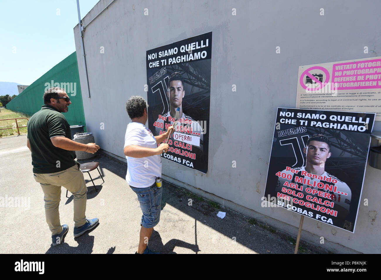 Fiat Pomigliano protestations ancien employés pour l'achat de Cristiano Ronaldo (cadre, - 2018-07-11) ps la photo peut être utilisé en conformité avec le contexte dans lequel elle a été prise, et sans l'intention diffamatoire de la dignité des personnes représentées Banque D'Images