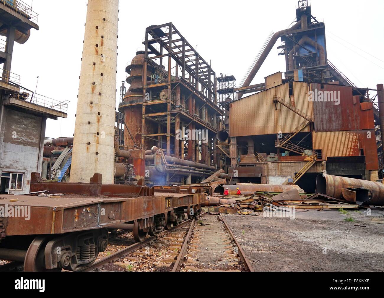 Shijiazhuang. 12 juillet, 2018. Photo prise le 12 juillet 2018 montre l'usine sidérurgique qui a arrêté la production dans la ville de Tangshan, Province de Hebei en Chine du nord. La province de Hebei continue avec d'énormes réductions de capacités dans les industries lourdes et vise à réduire la capacité de production d'acier et de fer, de charbon, de coke et de béton de 12 millions de dollars, 12,17 millions de dollars, 3 millions et 5 millions de tonnes, respectivement, à la fin de cette année. Crédit : Yang Shiyao/Xinhua/Alamy Live News Banque D'Images