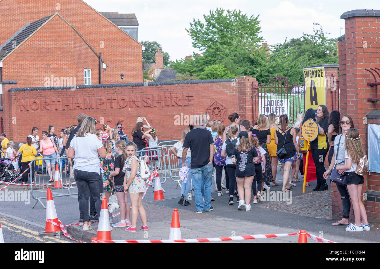 Northampton. Royaume-uni 12 juillet 2018. Peu de mélange, de l'été Hits Tour 2018 une braderie councert au sol, comté de Northamptonshire County Cricket Club les files d'Abington Avenue ont été admis dans le lieu tôt à cause de la chaleur et les organisateurs ne voulant pas que les gens s'évanouissant dans la rue. Credit : Keith J Smith./Alamy Live News Banque D'Images