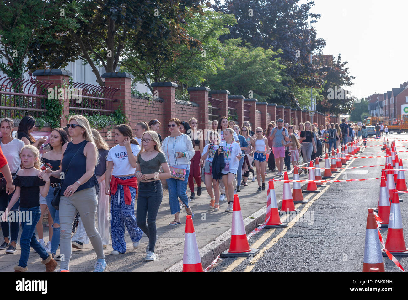 Northampton. Royaume-uni 12 juillet 2018. Peu de mélange, de l'été Hits Tour 2018 une braderie councert au sol, comté de Northamptonshire County Cricket Club les files d'Abington Avenue ont été admis dans le lieu tôt à cause de la chaleur et les organisateurs ne voulant pas que les gens s'évanouissant dans la rue. Credit : Keith J Smith./Alamy Live News Banque D'Images